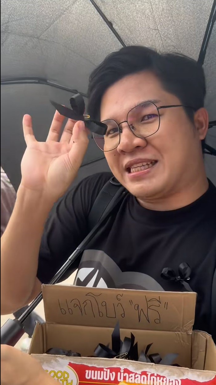 ใจฟู แฟน BLACKPINK แจกโบดำให้ชาวบลิ๊งค์ คอนเสิร์ตวันที่ 2 