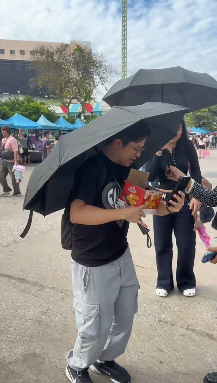 ใจฟู แฟน BLACKPINK แจกโบดำให้ชาวบลิ๊งค์ คอนเสิร์ตวันที่ 2 