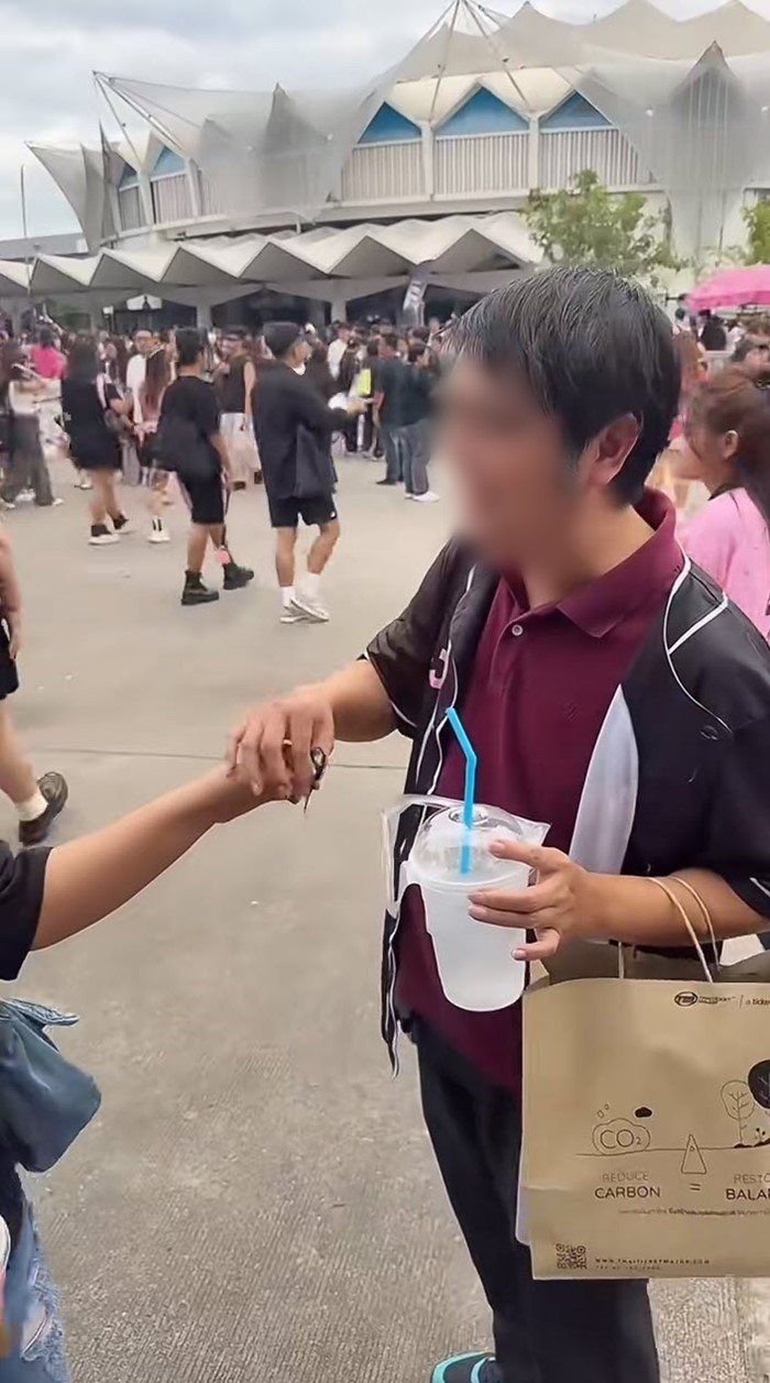 ใจฟู แฟน BLACKPINK แจกโบดำให้ชาวบลิ๊งค์ คอนเสิร์ตวันที่ 2 