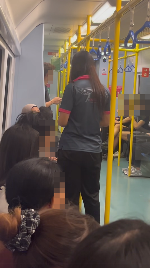 ฉาว LGBTQ+ ด่าเหยียด ขู่ตบสาวกลางรถไฟฟ้า