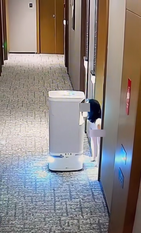 หุ่นยนต์ส่งอาหารถึงห้อง