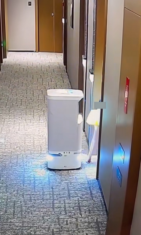 หุ่นยนต์ส่งอาหารถึงห้อง