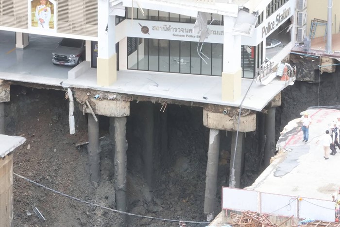 ถนนทรุด รพ.วชิรพยาบาล