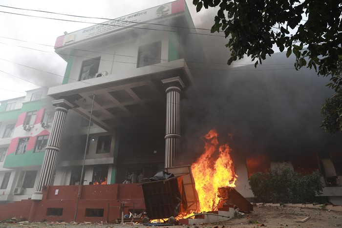 ผู้ประท้วงเนปาล จับอดีตภริยานายกฯ เผาทั้งเป็น เผาบ้านนักการเมือง ชุมนุมยังเดือด  