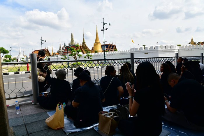 ประชาชน เฝ้ารับเสด็จฯ พระบรมศพ สมเด็จพระพันปีหลวง เนืองแน่นตลอดเส้นทาง