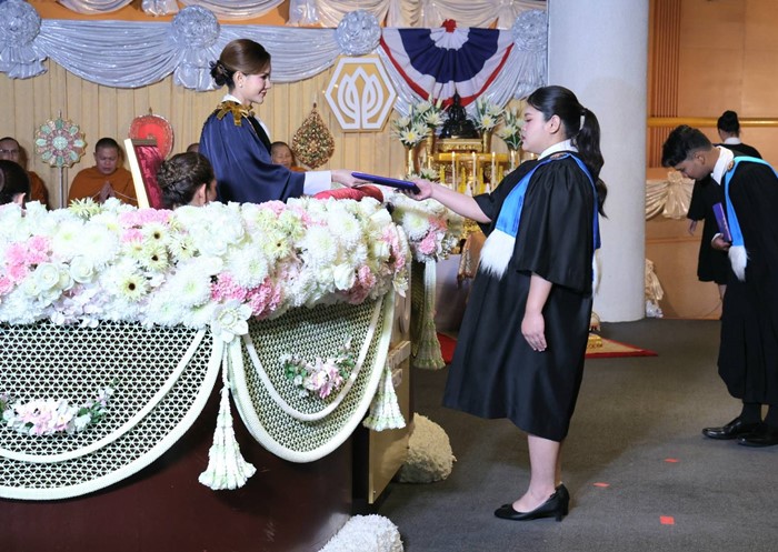 พลตรีหญิง คุณหญิงปภัสสร วัชรหทัยพัทธ์ เป็นผู้แทนพระองค์ มอบปริญญาบัตร ม.ศรีปทุม 