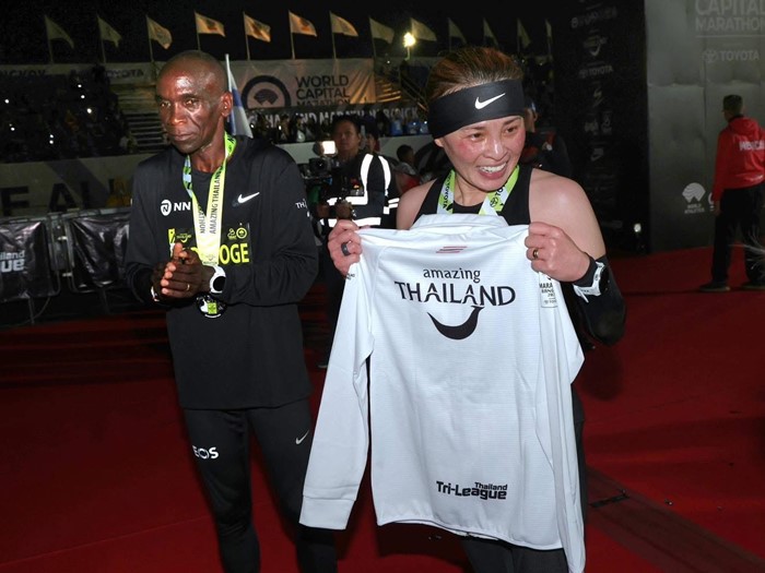 ประมวลภาพ พระราชินี ทรงวิ่งมาราธอนเข้าเส้นชัยพร้อมเอเลียด คิปโชเก ตำนานนักวิ่ง