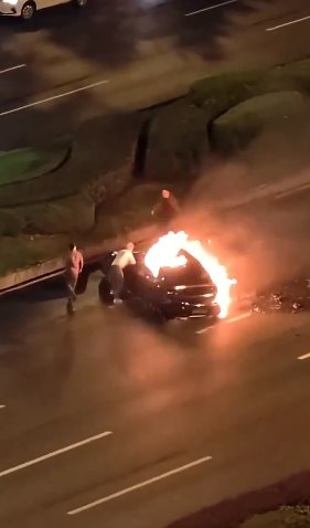  รถยนต์ไฟฟ้าไฟลุกประตูล็อก