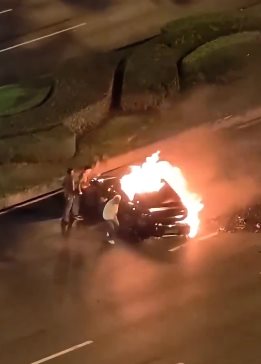  รถยนต์ไฟฟ้าไฟลุกประตูล็อก