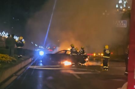  รถยนต์ไฟฟ้าไฟลุกประตูล็อก