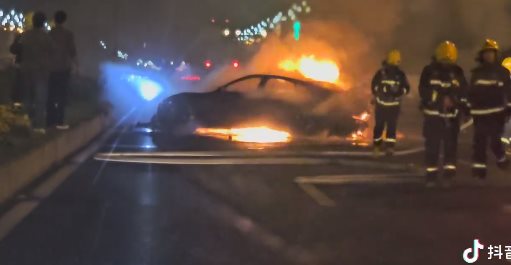  รถยนต์ไฟฟ้าไฟลุกประตูล็อก