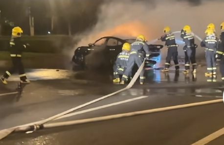  รถยนต์ไฟฟ้าไฟลุกประตูล็อก