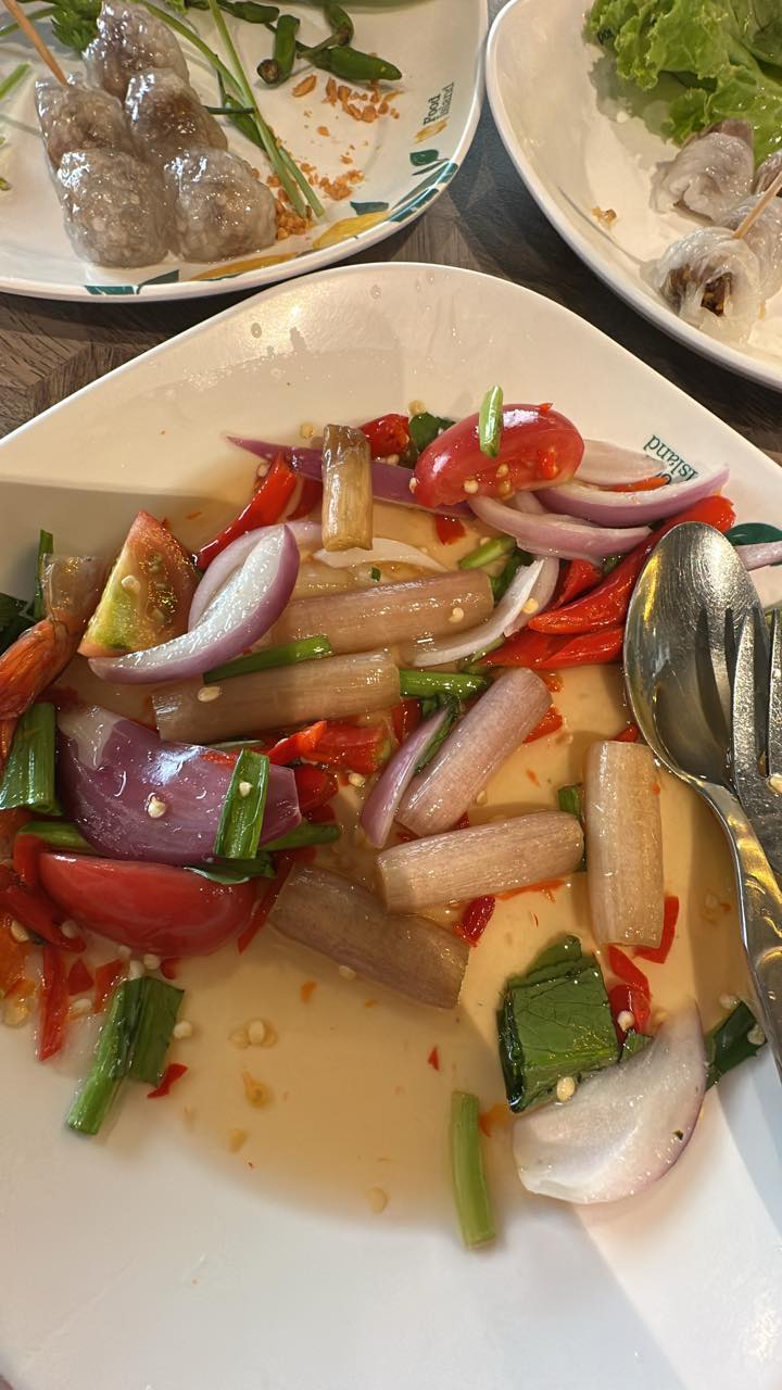 ยำไหลบัว แต่สั่งแล้วได้สายบัว