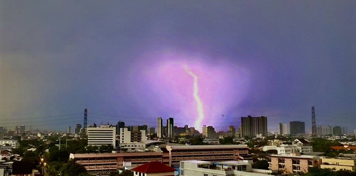  ฝนถล่มกรุงเทพฯ เช้ามืด ต้นไม้ล้ม เสาไฟโค่น รถพังเพียบ จราจรติดขัด