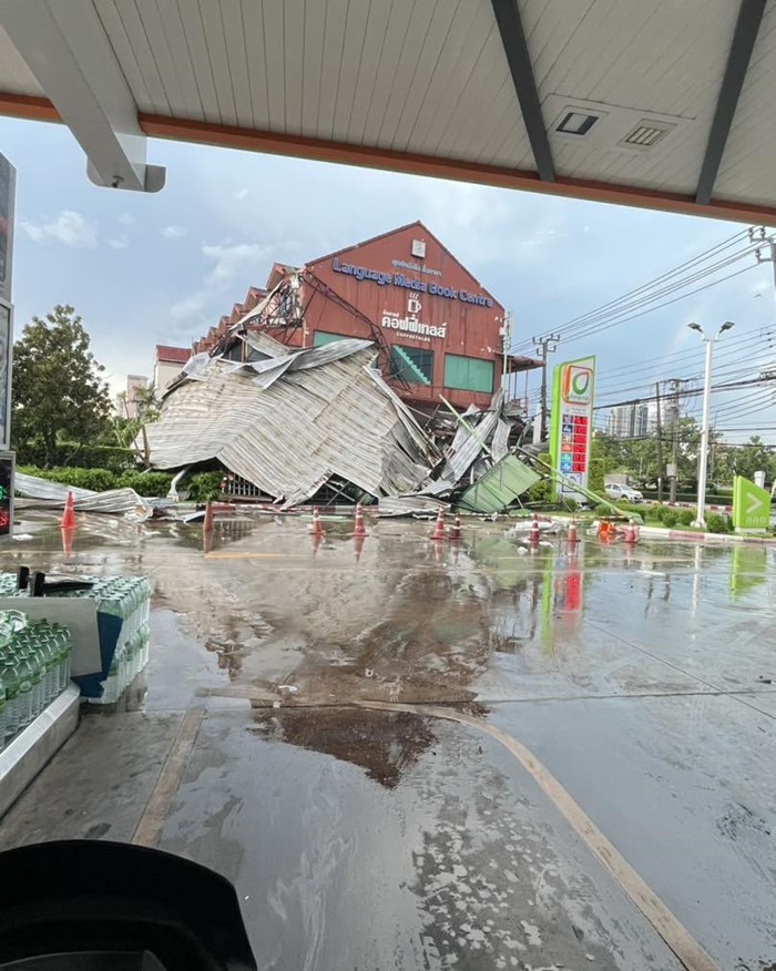  ฝนถล่มกรุงเทพฯ เช้ามืด ต้นไม้ล้ม เสาไฟโค่น รถพังเพียบ จราจรติดขัด