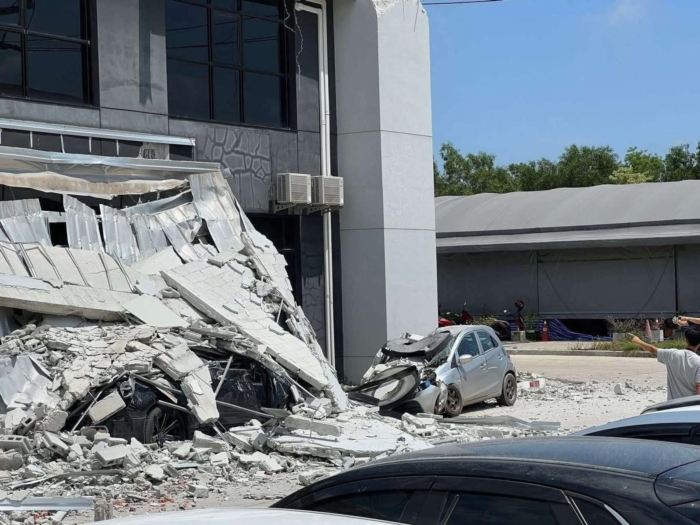 โครงสร้างโรงงานถล่ม