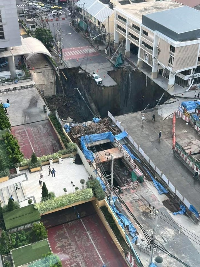 นาทีถนนทรุดหน้า รพ.วชิรพยาบาล ไฟลุกเป็นประกาย รถจอดคาริมจุดทรุด ตกครึ่งล้อ