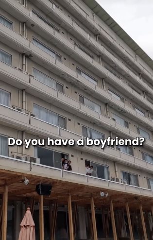 ไวรัล แก๊งนักเรียนหนุ่ม ตะโกนสารภาพรักครู เ