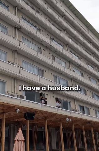 ไวรัล แก๊งนักเรียนหนุ่ม ตะโกนสารภาพรักครู เ