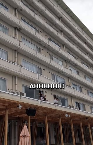 ไวรัล แก๊งนักเรียนหนุ่ม ตะโกนสารภาพรักครู เ