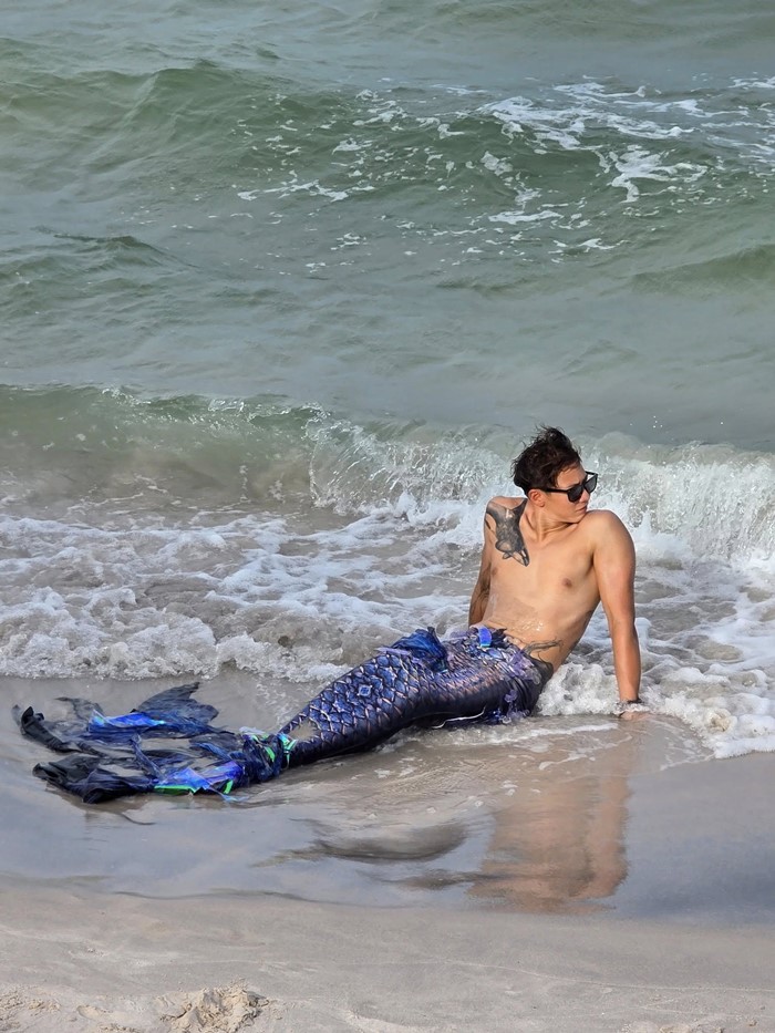 ทราย สก็อต เก็บขยะกลางทะเล เจอสิ่งไม่คาดคิด 