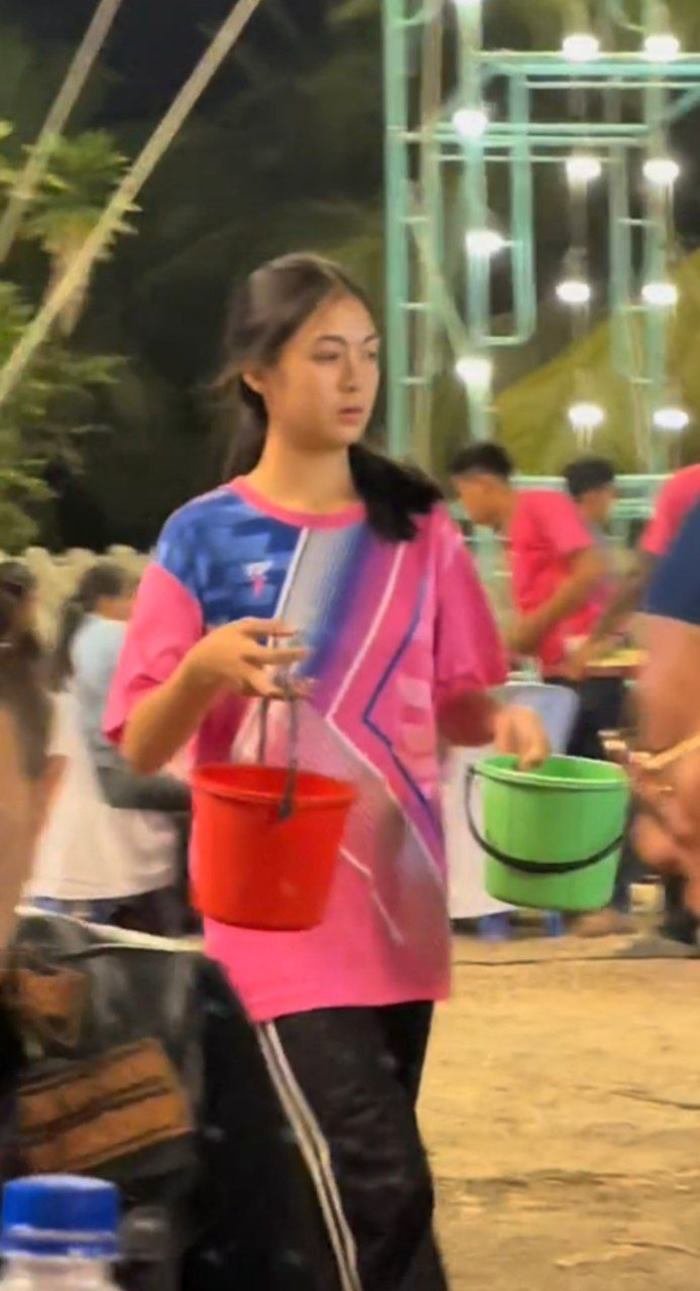  เปิดวาร์ป น้องบี  นางฟ้าโต๊ะจีน 