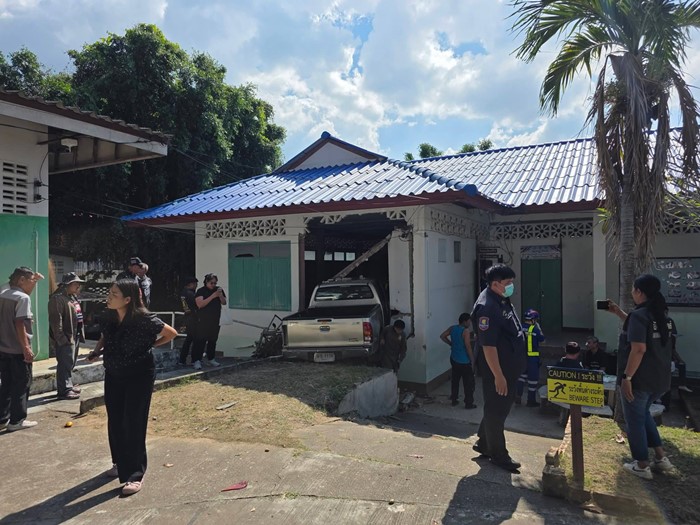 กระบะพุ่งชนห้องเรียนอนุบาลลำปาง