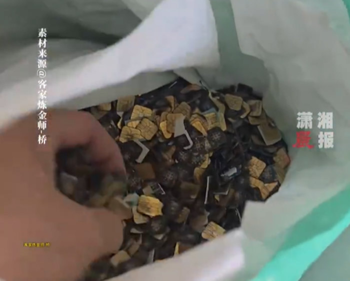 จากขยะอิเล็กทรอนิกส์ หนุ่มโชว์สกัดทอง ได้มาก้อนโต 