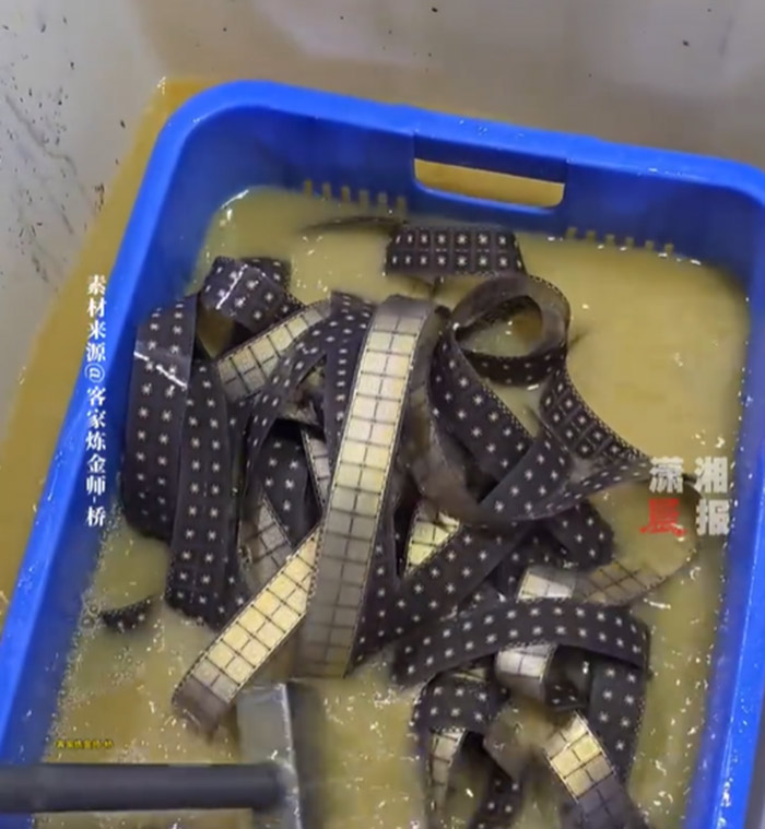 จากขยะอิเล็กทรอนิกส์ หนุ่มโชว์สกัดทอง ได้มาก้อนโต 