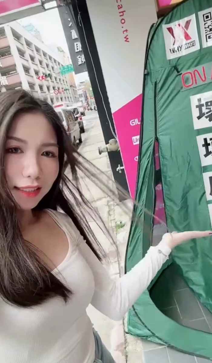 เต็นท์ปริศนา ทำอะไรในนั้น ? 