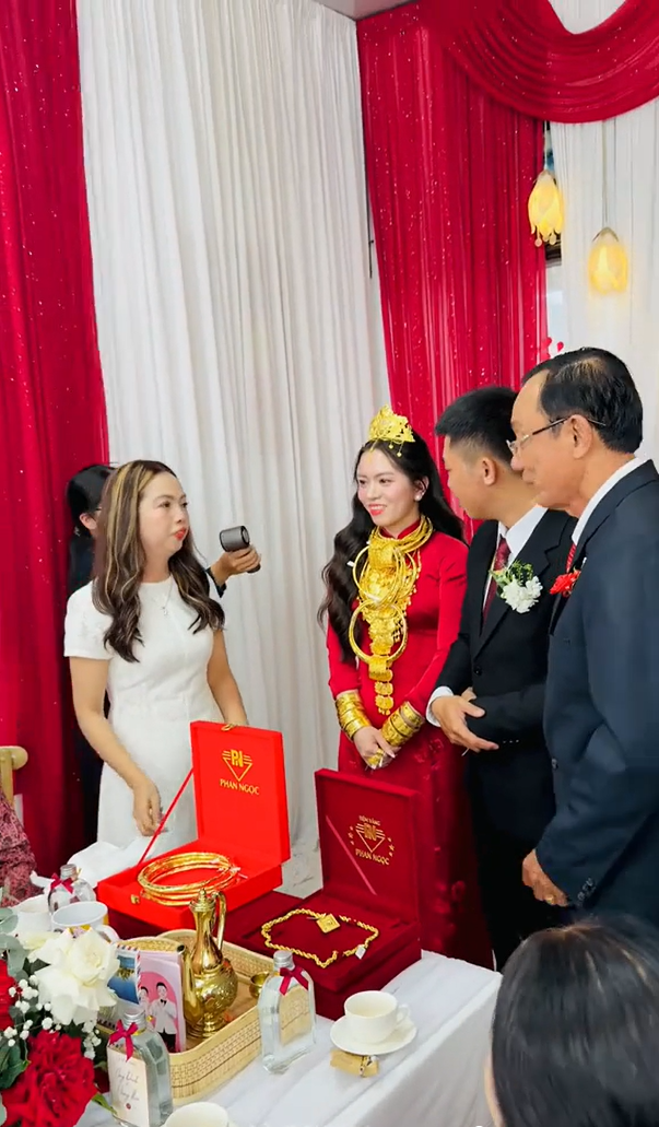  เจ้าสาวสวมมงกุฎ - ใส่ทองเต็มตัว