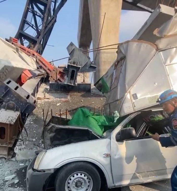 เครนก่อสร้างทางยกระดับถนนพระราม 2 ถล่ม