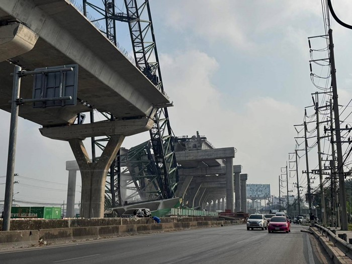 เครนถล่มทับรถไฟ