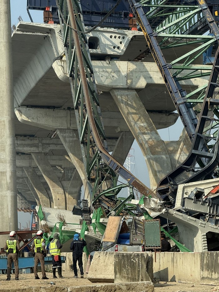 เครนถล่มทับรถไฟ