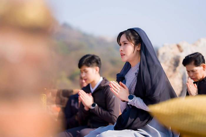 เจ้าคุณพระสินีนาถ พิลาสกัลยาณี กราบสักการะ พระมูลคันธกุฎีบนเขาคิชฌกูฎ อินเดีย