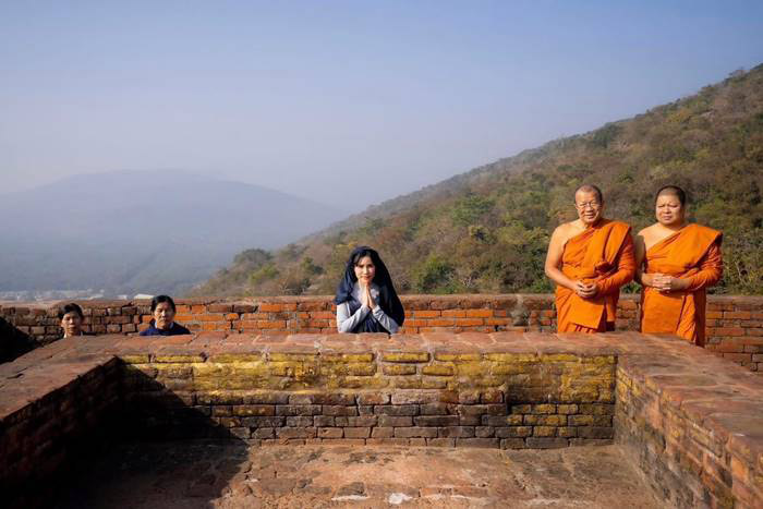 เจ้าคุณพระสินีนาถ พิลาสกัลยาณี กราบสักการะ พระมูลคันธกุฎีบนเขาคิชฌกูฎ อินเดีย