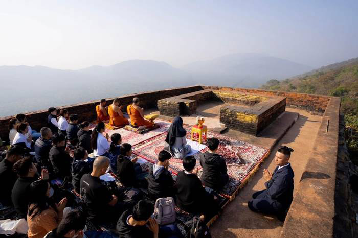 เจ้าคุณพระสินีนาถ พิลาสกัลยาณี กราบสักการะ พระมูลคันธกุฎีบนเขาคิชฌกูฎ อินเดีย