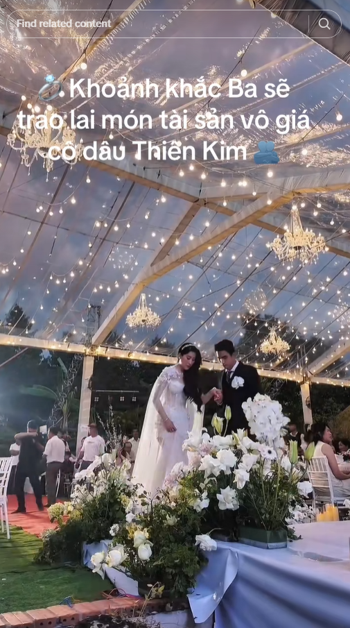 บรรยากาศตัดกับพิธีเรียบง่ายภายในบ้าน 