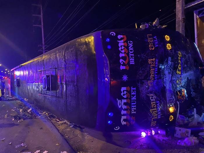 รถทัวร์ภูเก็ต-เบตง คว่ำ