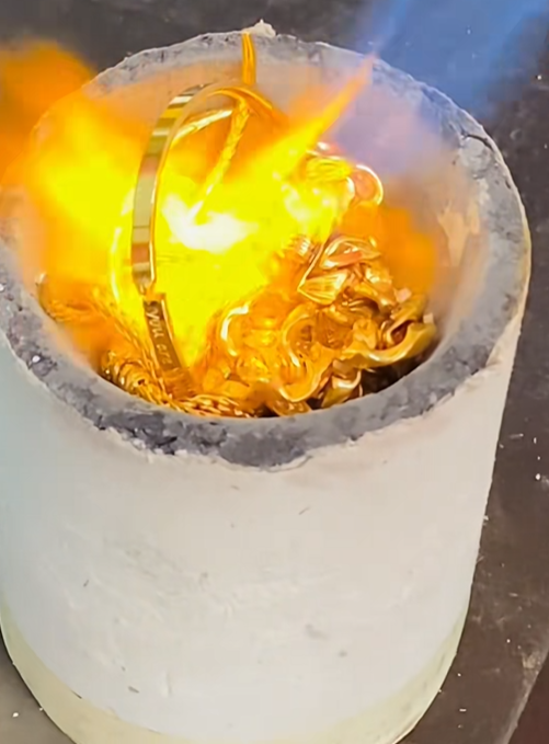 สาวสวย ขายทอง