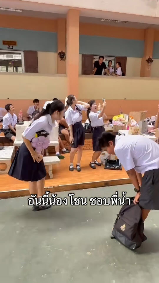 รุ่นน้องให้ดอกไม้รุ่นพี่