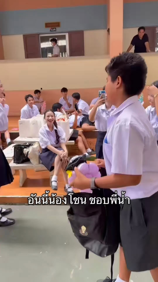 รุ่นน้องให้ดอกไม้รุ่นพี่