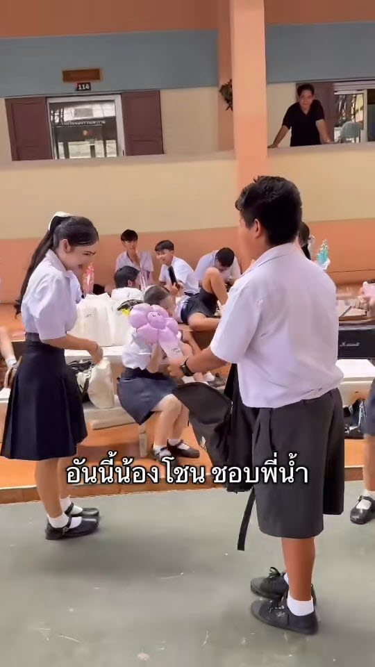 รุ่นน้องให้ดอกไม้รุ่นพี่