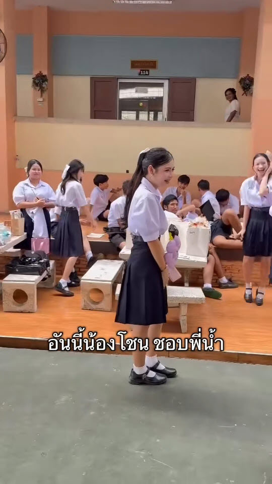 รุ่นน้องให้ดอกไม้รุ่นพี่