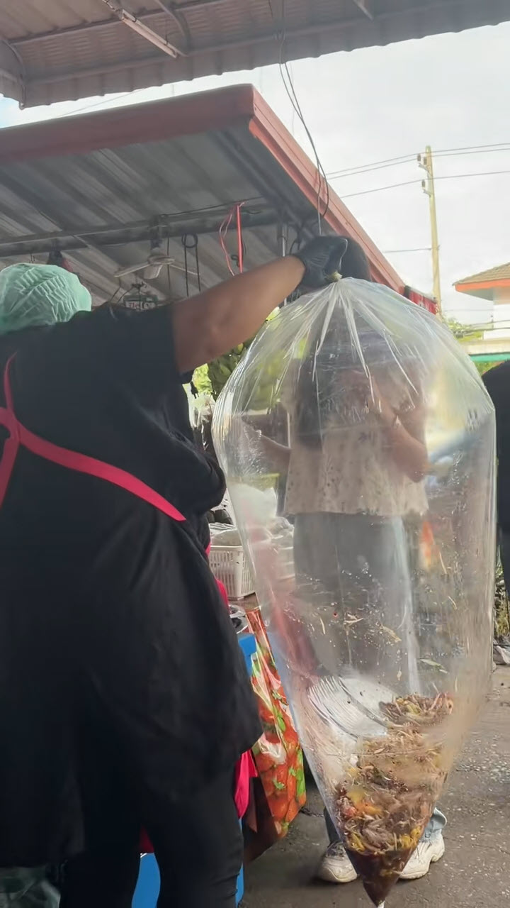แม่ค้าทำส้มตำถุงยักษ์
