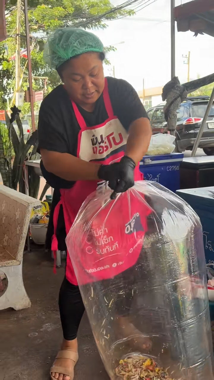 แม่ค้าทำส้มตำถุงยักษ์