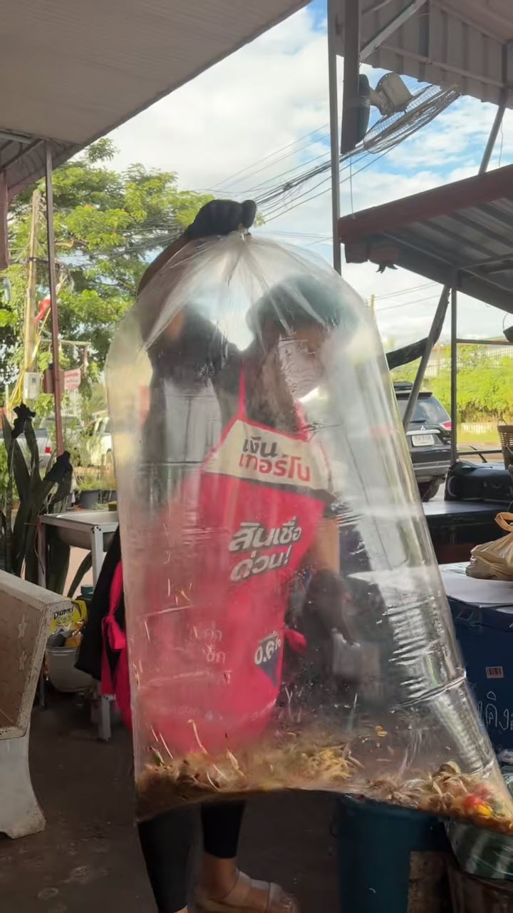 แม่ค้าทำส้มตำถุงยักษ์