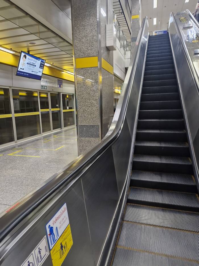 อุทาหรณ์เตือนใจ หญิงเจอกระเป๋าพุ่งใส่บนบันไดเลื่อน 