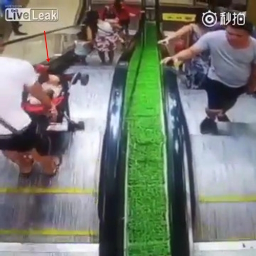 คลิปทารกกระเด็นตกบันไดเลื่อน 