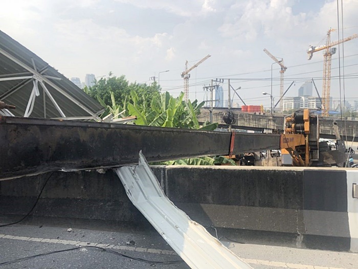  วิศวกรคุมรถเครนรื้อป้ายโฆษณา